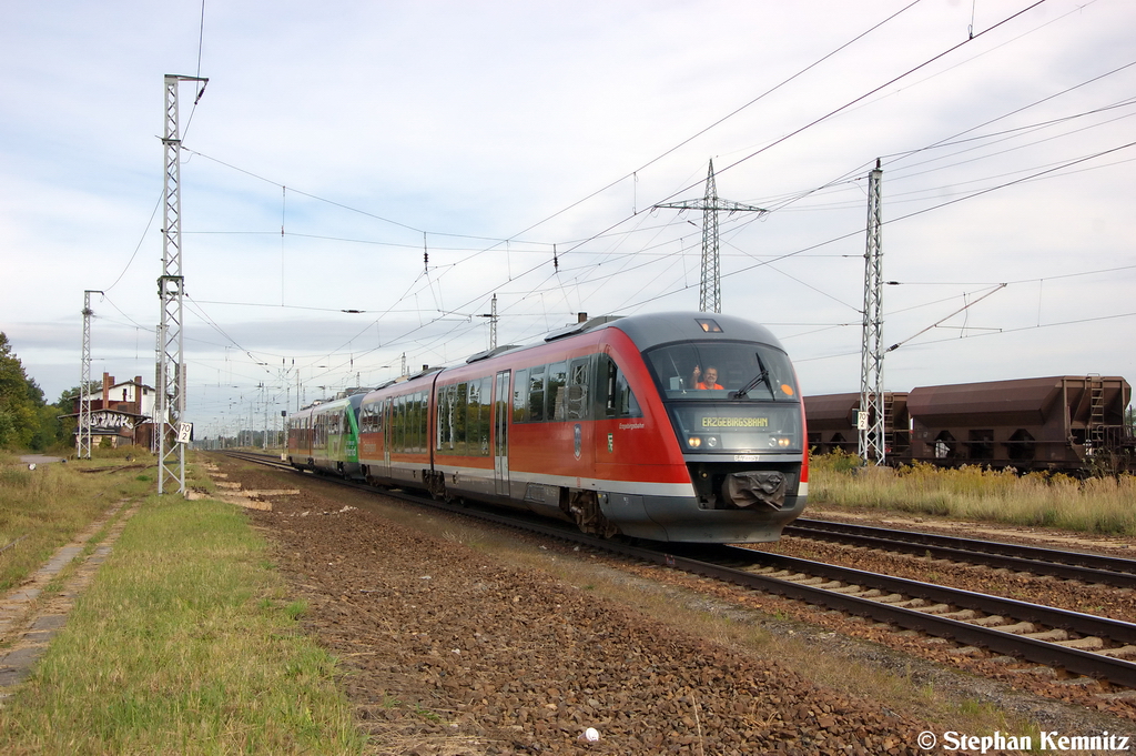 642 057/557  Stadt Wilkau-Ha�lau  der Erzgebirgsbahn Chemnitz in Satzkorn und fuhr in Richtung Golm weiter. An der Scharfenbergkupplung hatte sie den ersten Desiro-Hybrid 642 129/629 der auf der InnoTrans 2012 in Berlin vorgestellt worden ist. Netten Gru� an den Tf! 25.09.2012