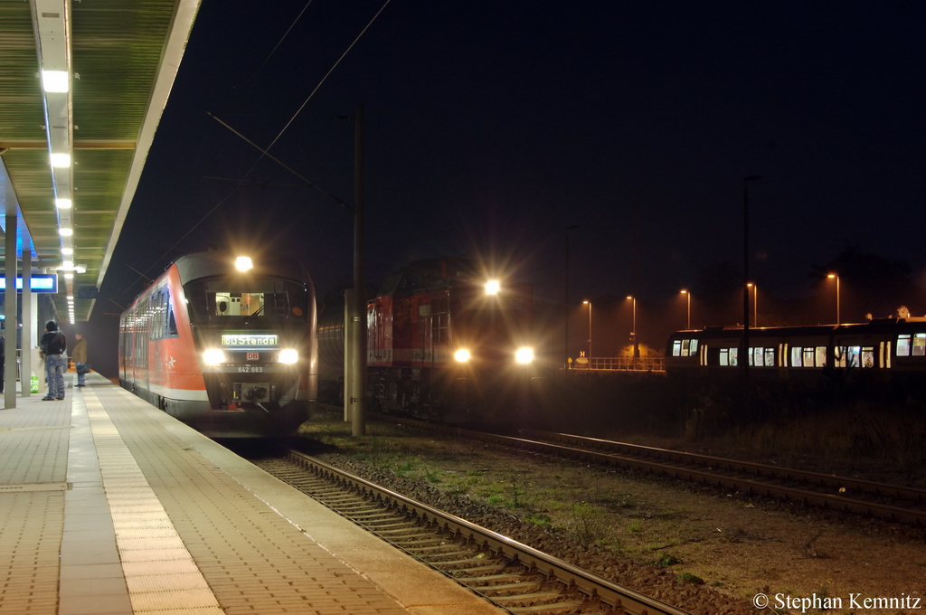 642 163/663 als RB13 (RB 17968) von Rathenow nach Stendal in Rathenow. Sie musste aber 15min spter abfahren weil der RE2 (RE 37384) aus Cottbus mit +15 in Rathenow ankam. Daneben steht eine V100-Ost (202 738-4) der EBS mit einem Kesselzug fr das Premnitzer Gewerbegebiet und wartet auf die abfahrt der MR51 nach Brandenburg Hbf. 08.11.2011