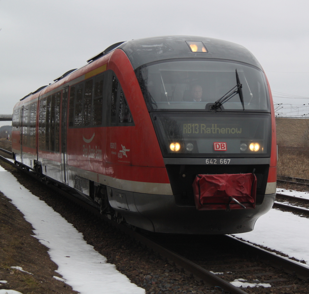 642 667-9 als RB 17959 von Stendal nach Rathenow bei der Einfahrt im Bahnhof Schnhausen/Elbe.05.04.2013