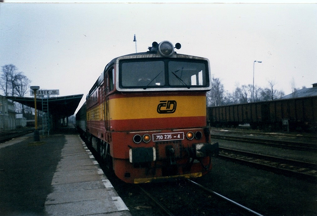 750 245 im Januar 1999 mit einem Personenzug Zittau-Liberec in Hradek nad Nisou.