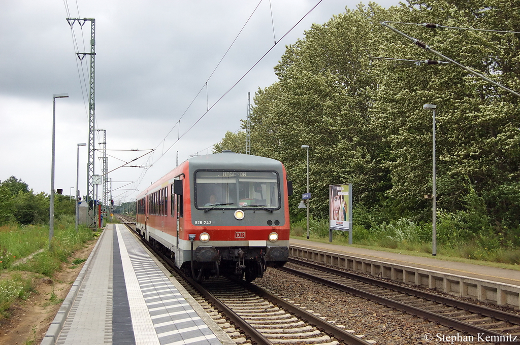 928 243 als RB11 (RB 13208) von Schwerin Hbf nach Hagenow Stadt am Haltepunkt Schwerin Sd. 15.07.2011