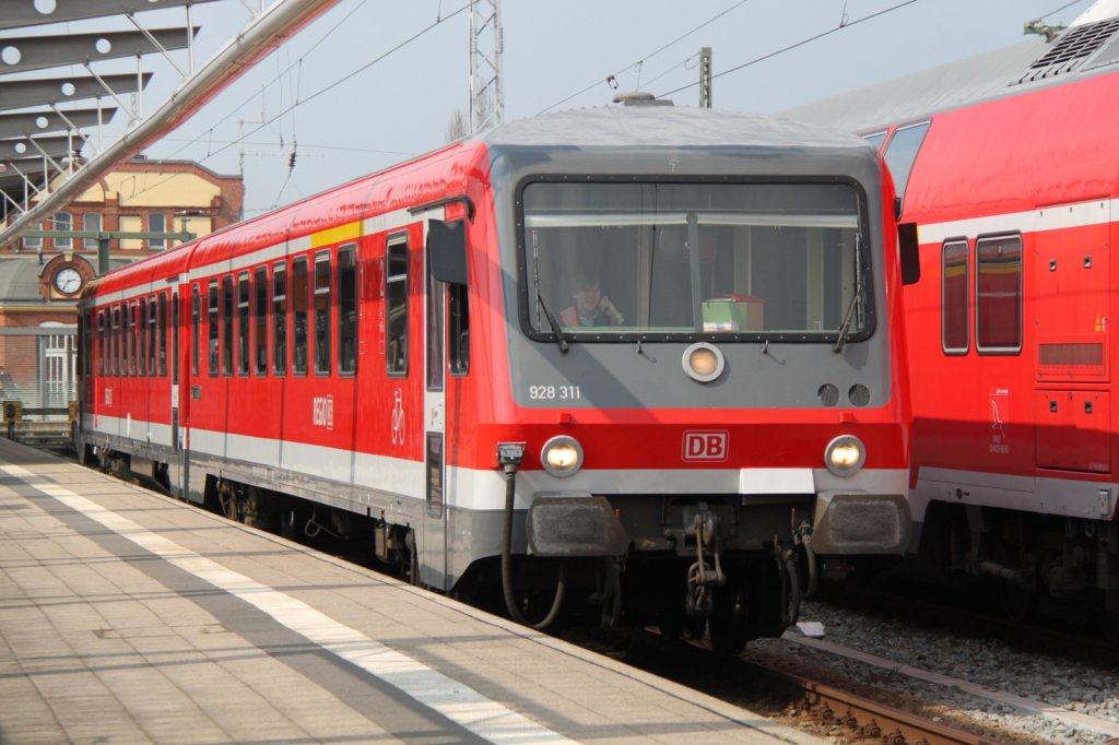 928 311-9 fuhr als Leerfahrt zum schlafen ins BW Rostock Hbf.20.04.2012