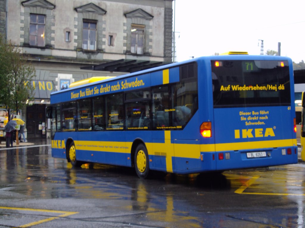 AAGL-Mercedes Citaro NR.61 mit Werbung fr Ikea ,am Bahnhof Liestal am 23.10.11