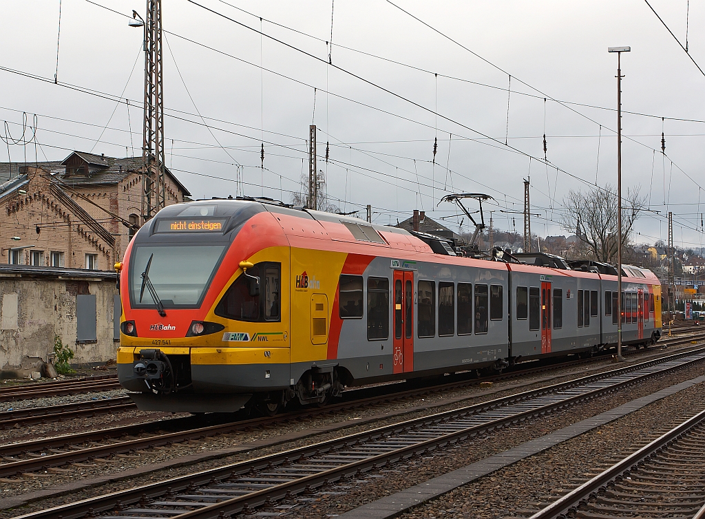 Abgestellter 3-teiliger Flirt  427 541 der HLB (Hessischen Landesbahn) steht am 17.12.2011 im Hbf Siegen.