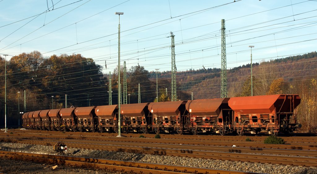 Abgestellter Ganzzug von offene Schttgutwagen mit dosierbarer Schwerkraftentladung und zwei Radstzen (Gattung Fcs), hier am 13.11.2011 in Betzdorf/Sieg.