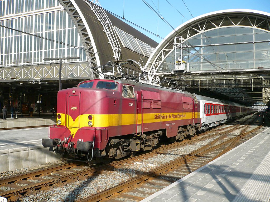 ACTS lok 1254  Ir. Hoekwater  mit City Night Line 418 in Amsterdam Centraal Station 18-04-2013.

ACTS locomotief 1254  Ir. Hoekwater  met aangekomen City Night Line trein 418 Amsterdam CS 18-04-2013.