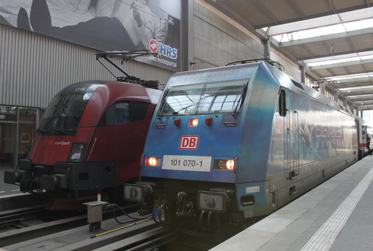 Adler Mannheim 101 070-1 hat sich mit dem 1116 206 im Mnchener Hbf getroffen.(23.04.2011)