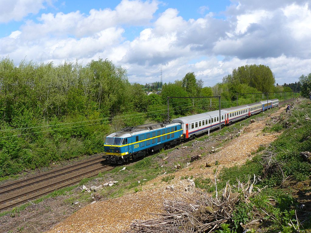 Afscheidsrit NMBS reeks 20 georganiseerd door de TSP. NMBS loc 2024 hier bij St�houx, 11-05-2013. 