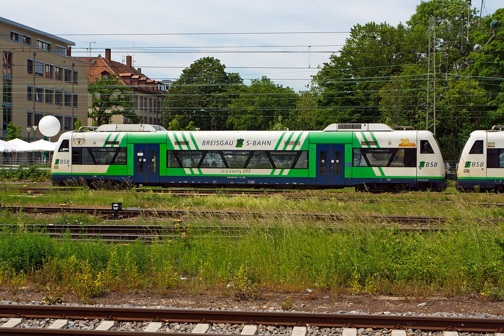 Alle guten Dinge sind drei - VT 002 (650 029-1) ein ADtranz Regio-Shuttle RS1 der Freiburg-S-Bahn GmbH (BSB) fhrt am 25.05.2012 in den Hbf Freiburg (Breisgau) ein. 

Dieser Triebwagen wurde 1998 von ADtranz unter der Fabriknummer 36607 gebaut. 

Die Regio-Shuttle RS1 (BR 650) wurden von  Adtranz (ABB Daimler Benz Transportation) entwickelt und auch gebaut, jedoch und durch die bernahme von Adtranz durch Bombardier darf diese den Regioshuttle aus kartellrechtlichen Grnden seit 2001 nicht mehr fertigen, somit wurde die Rechte und Produktion an Stadler Rail abgegeben.