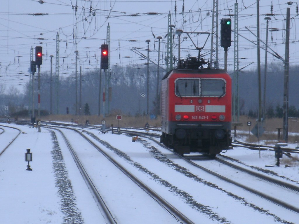 Als der Block bis Samtens wieder frei war verlie� 143 843-1,am 17.Januar 2013,Bergen/R�gen mit Vmax(90km/h Streckenh�chstgeschwindigkeit !).