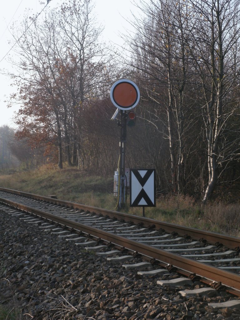 Als einziger Bahnhof auf R�gen besitzt Lancken sogar noch Formvorsignale.Hier ist das Vorsignal aus Richtung Sassnitz.Aufnahme am 06.November 2011.