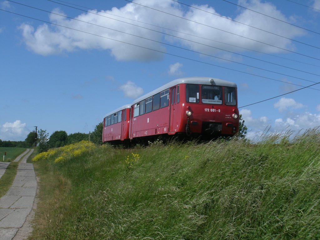 Am 02.und 03.Juni 2012 pendelt der Neustrelitzer 172 001-0/601-7 wieder planmig zwischen Bergen/Rgen und Lauterbach Mole.Bei Bergen/Rgen fotografierte ich den nach Lauterbach Mole fahrenden LVT am 02.Juni 2012.