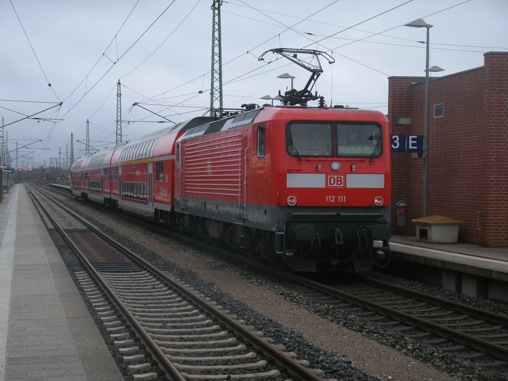 Am 05.Februar 2013 ist die Rostocker 112 111-0 mit dem RE 13012 Sassnitz-Rostock in Bergen/R�gen angekommen.