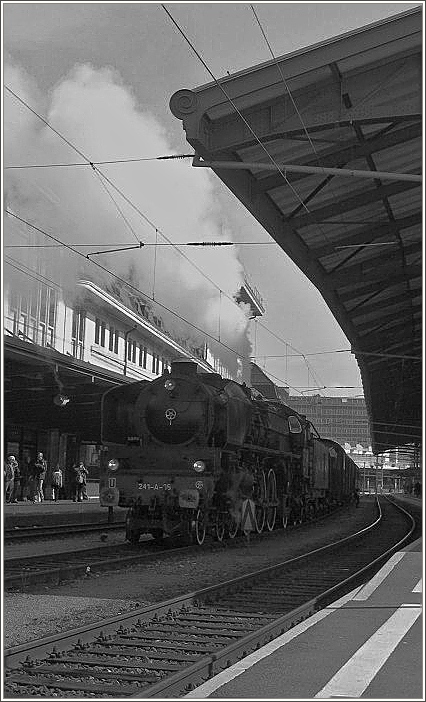 Am 08.03.2008 sorgte die Dampflokomotive 241-A-05 mit Rauch und Dampf f�r ein besonderes Ambiente im Bahnhof Lausanne.
