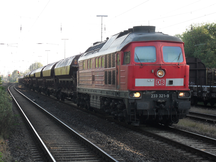 am 22.06.10 war ich um 06.20 Uhr zu richtigen Zeit da als ich die 
233 321-9 mit einem Dngerzug(Rostock-Bramow Richtung Poppendorf)im Bahnhof Rostock-Bramow bekam.