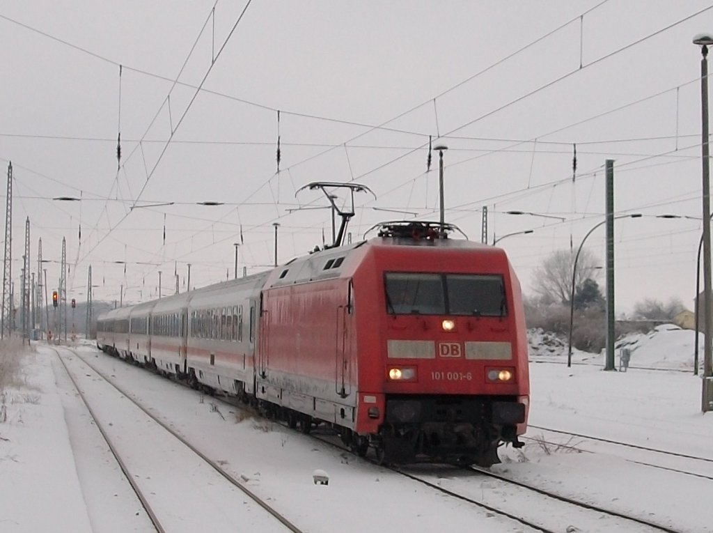 Am 22.Dezember 2010 fuhr 101 001 mit dem IC 2184 Hannover-Binz noch �ber die G�tergleise in Bergen/R�gen.