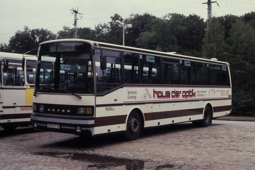 Am 6.10.1991 stand dieser Setra der 200er Serie im Liniendienst der Bentheimer Eisenbahn, hier am alten Bahnhof in Bad Bentheim.