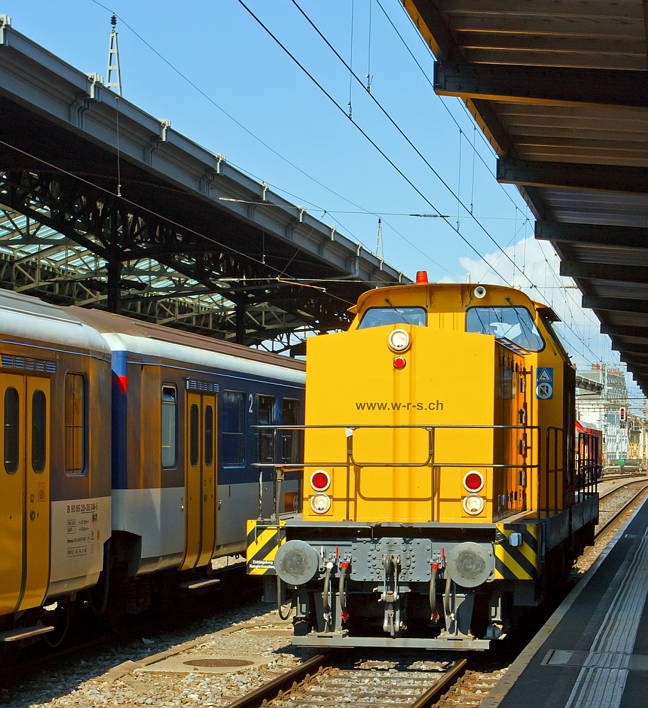 Am 847 905-7 (eine V 100.1 ost) der WRS (Widmer Rail Services AG) bei der Durchfahrt im Bahnhof Lausanne am 29.05.2012.
Die V 100.1 wurde 1971 bei LEW unter der Fabrik-Nr. 12834 fr die DR als 110 325-8 gebaut, 1982 erfolgte der Umbau in 112 325-6, 1992 die Umzeichnung in 202 325-7. Im Jahre 1994 dann als DB 202 325-7 die sie dann 1998 ausmusterte. Im Jahre 2000 erfolgte dann ein Umbau bei Teutoburger Wald-Eisenbahn AG, gem Umbaukonzept BR 293 der ABB Daimler Benz Transportation, nun hatte sie mehrere Stationen als V 147 in Deutschland, 2007 erhielt sie dann die Nummer 293 506-2. Bis sie dann 2011 zur WRS als Am 847 905-7 in die Schweiz kam. 
Die Hchstgeschwindigkeit betrgt 100 km/h, die Leistung 1050 kW, das Dienstgewicht ist 72t.