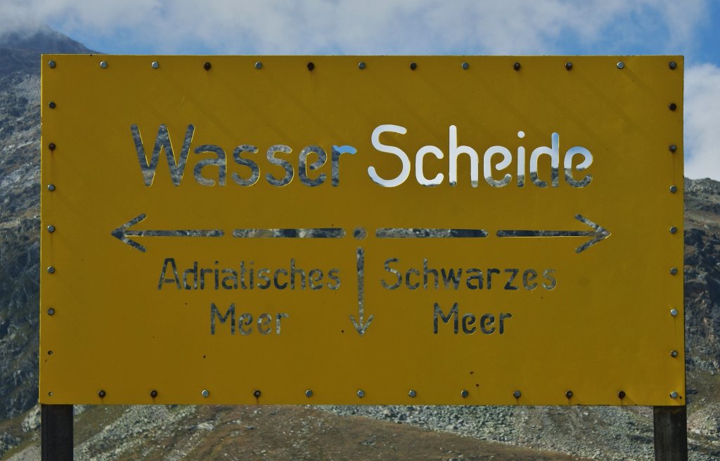 Am Berninapass entscheidet es sich ob der Regentropfen ins Mittelmeer oder ins Schwarze Meer fliesst. 
(10.09.2011)