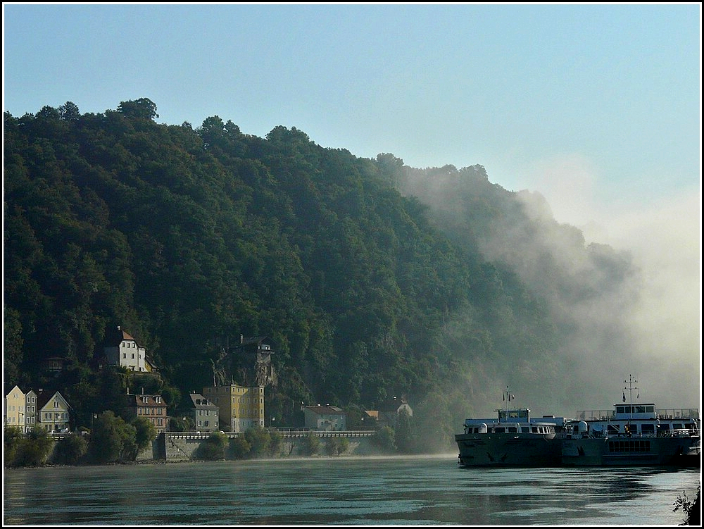 Am Morgen des 12.09.2010 lichtet sich der Nebel langsam ber der Donau in Passau. (Jeanny)
