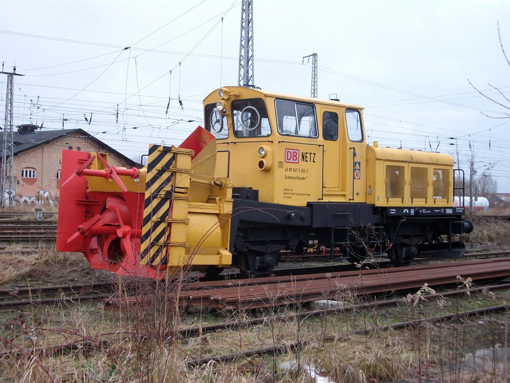 Arbeitslos stand die Stralsunder Schneeschleuder 40 80 947 5 156-2 am 18.Januar 2011 auf einem Abstellgleis in Stralsund.