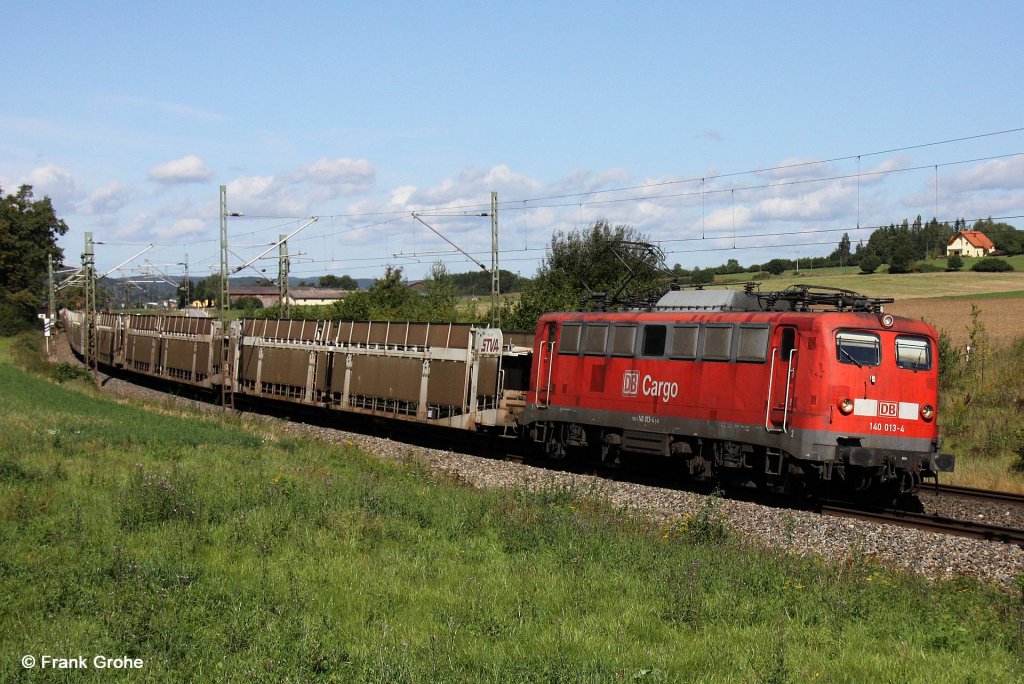 Armin hat erwhnt, dass ihm die Loks der BR 140 gefallen, daher heute eine kleine Kollektion dieser Loks vor Gterzgen:
DB Cargo 140 013-4 vor leerem Ganzzug Autotransportwagen STVA Frankreich in Richtung Regensburg, KBS 880 Nrnberg - Passau, fotografiert bei Neuhfl zwischen BEratzhausen und Laaber am 06.09.2011 