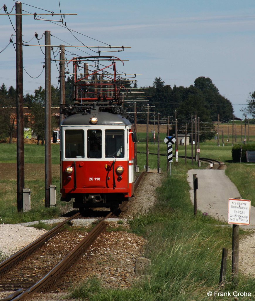 Attergaubahn ET 26 110 der Stern & Hafferl Verkehrsgesellschaft m.b.H. im Planeinsatz bei Hipping, Lokalbahn Vcklamarkt – Attersee Spurweite 1.000 mm, fotografiert am 26.08.2010 --> Der Triebwagen wurde 1949 von Schindler Waggon Schlieren (SWS) + Maschinenfabrik Oerlikon (MFO) fr die Sernftalbahn gebaut, wo er bis 1969 als CFe 4/4 Nr. 5 im Dienst stand. Von 1969-1985 erfolgte der Einsatz bei der Chemins de fer Aigle-Ollon-Monthey-Champry (AOMC) als BDe 4/4 Nr. 111. Seitdem ist der Triebzug bei der Attergaubahn.