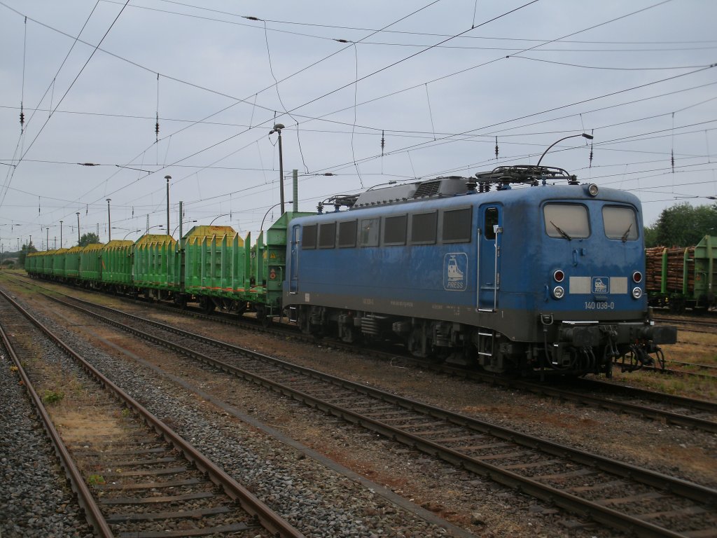 Auch 140 038-0 war wieder in Bergen/R�gen,hier stand Sie mit leeren Holzwagen in Bergen/R�gen.