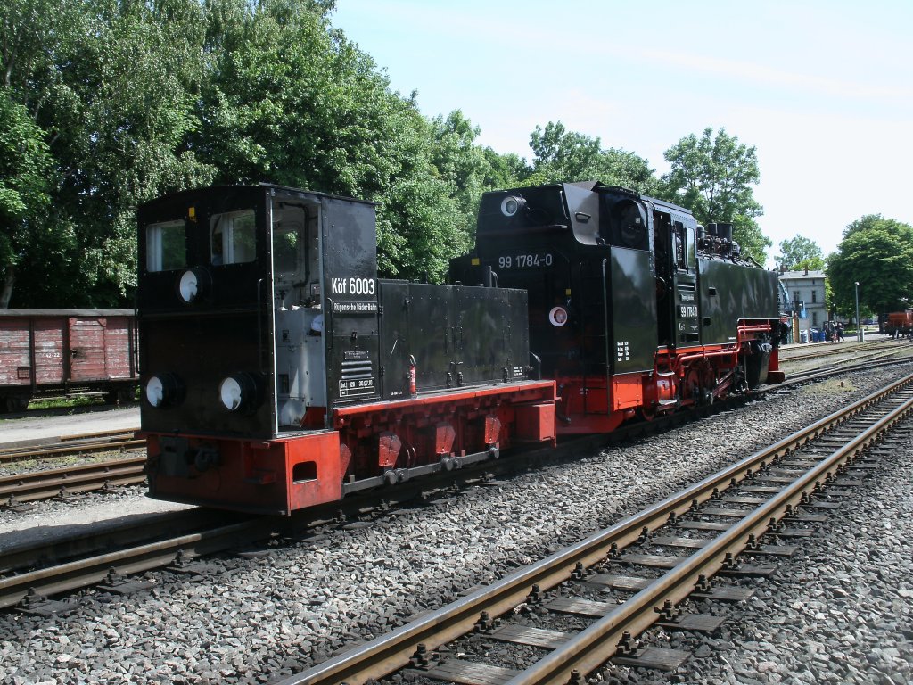 Auch die Kleine Kf6003 hatte,am 05.Juni 2013,in Putbus Schwerstarbeit.Sie mute die 99 1784-0 umsetzen.