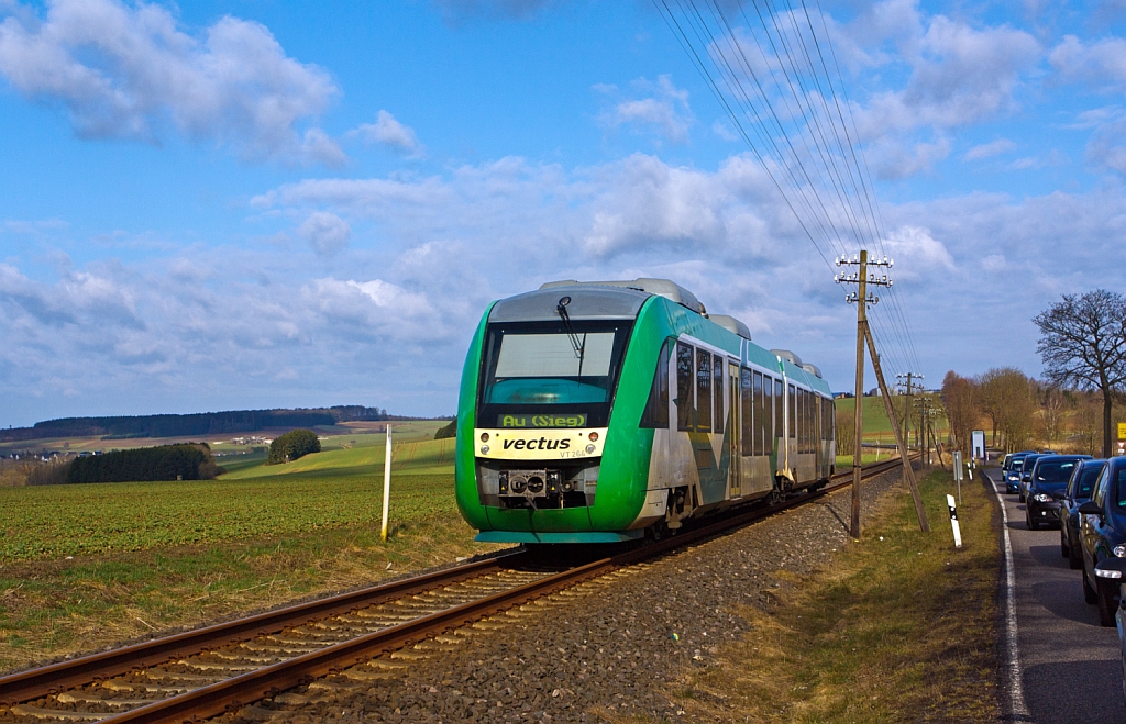 Auf besonderen Wunsch (von Olli) das ungeschnittene Original :
 
An dem Bahnbergang bei Hachenburg am 13.04.2013 ging die Schranken herunter, und da ich nur Beifahrer war, konnte ich mal eben aussteigen und das Foto zu machen.

Der VT 264 der vectus (ein Alstom Coradia LINT 41) fhrt ber den Hohen Westerwald, in Richtung Altenkirchen. Er fhrt die Oberwesterwald-Strecke (KBS 461) als RB 28: Limburg/Lahn-Westerburg-Hachenburg-Altenkirchen-Au/Sieg. 
Gesellschafter der vectus Verkehrsgesellschaft mbH sind die Hessische Landesbahn (74,9%) und die Westerwaldbahn (25,1%).
