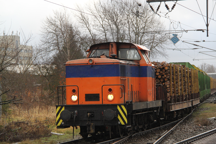 Auf dem Weg zum Rostocker Hbf habe ich extra eine S-Bahn wegfahren lassen weil ich meine Lieblings V60 vom Rostocker Fracht und Fischereihafen(RFH)haben wollte.08.01.2012 Rostock-Bramow