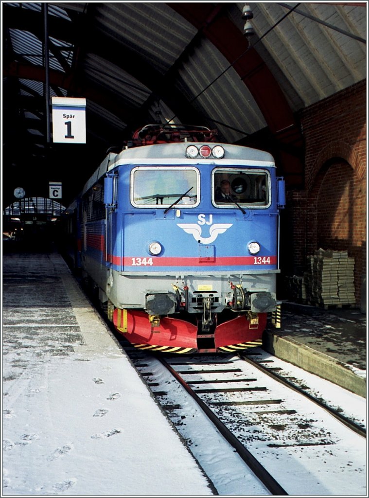 Auf Gleis 1 in Malm blinzelt die Rc 1344 in die Sonne. 
20. Mrz 2001
