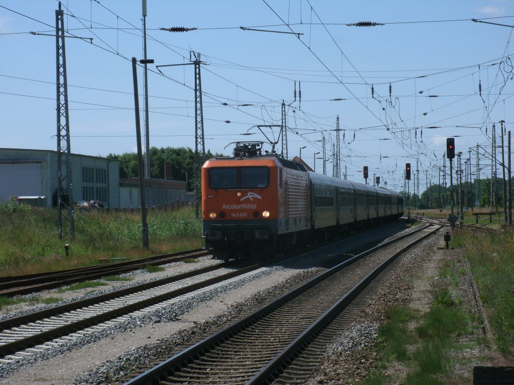 Auf der Hinfahrt von Cottbus nach Binz durchfuhr noch die EKO Trans 143 001-6,am 06.Juli 2013,Bergen/R�gen.Stunden sp�ter blieb Sie mit dem Sonderzug bis gegen Mitternacht in Bergen.