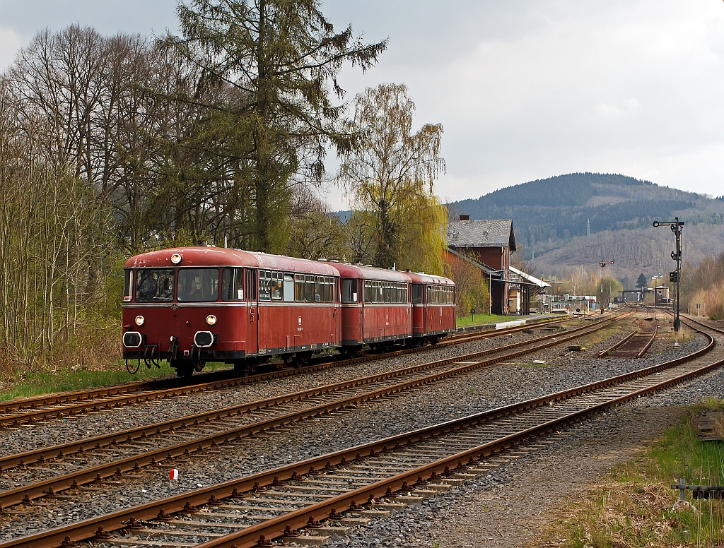 Auf den letzten Drcker doch noch erwischt......Die OEF (Oberhessische Eisenbahnfreunde) mit dem Schienenbus am 14.04.2012 auf Sonderfahrt an Dill, Heller und Sieg. Hier bei der Duchfahrt im Bahnhof Herdorf, die Garnitur besteht aus  996 677-9 (Steuerwagen), 996 310-9 (Beiwagen) und Triebwagen VT 98 9829 (ex DB 798 829-8).