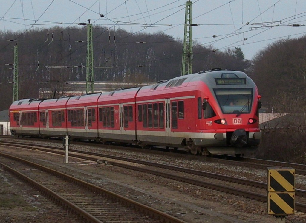 Ausfahrender 429 030 nach Binz am 22.Mrz 2010 an der Nordausfahrt in Bergen/Rgen.