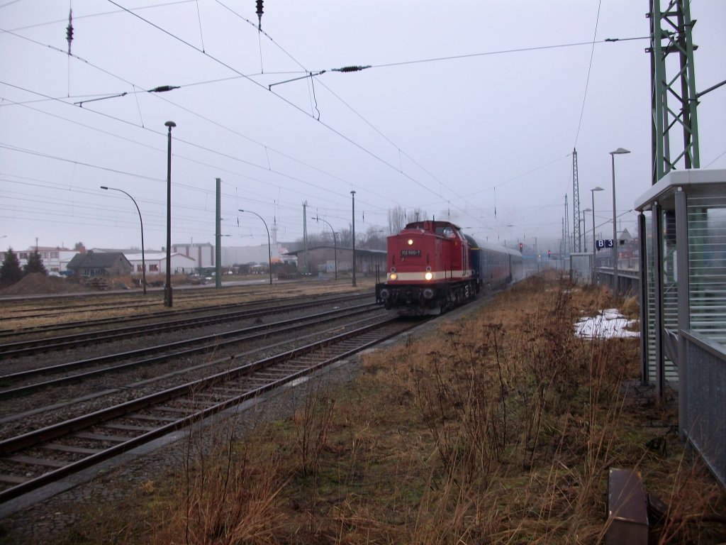 Ausfahrender Sonderzug mit der PRESS 112 565-7 am 15.Januar 2011 aus Bergen/R�gen.