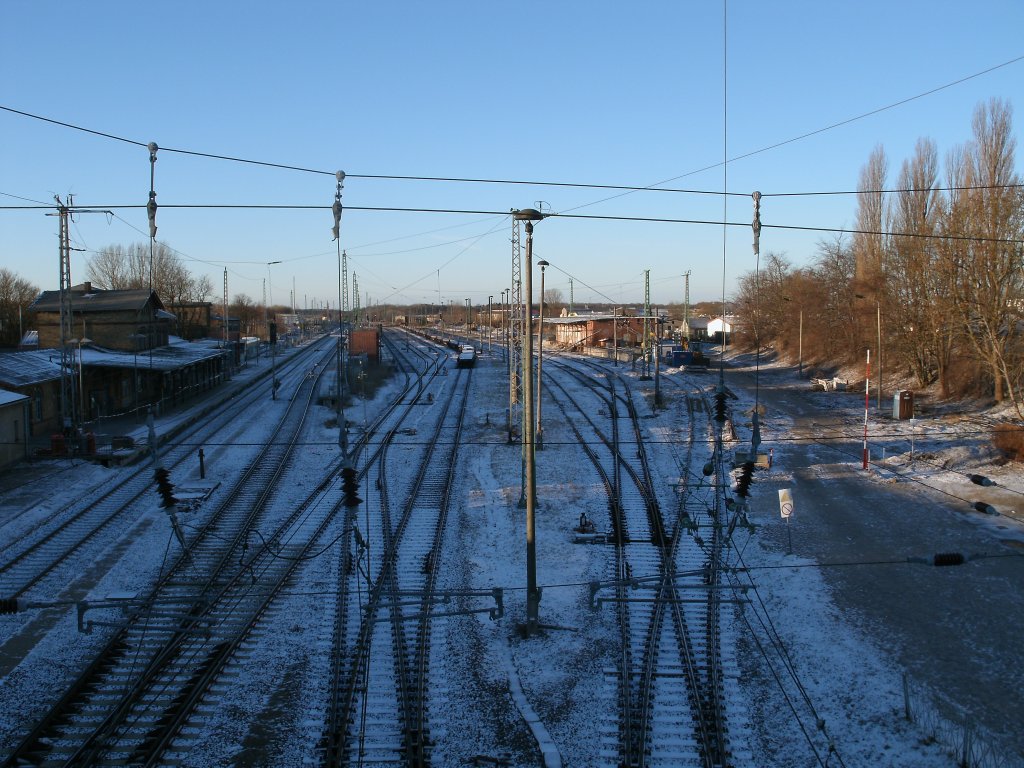 Bahnhof Bergen/R�gen mit dem G�tergleisen und der Ladestra�e am 12.Februar 2011.