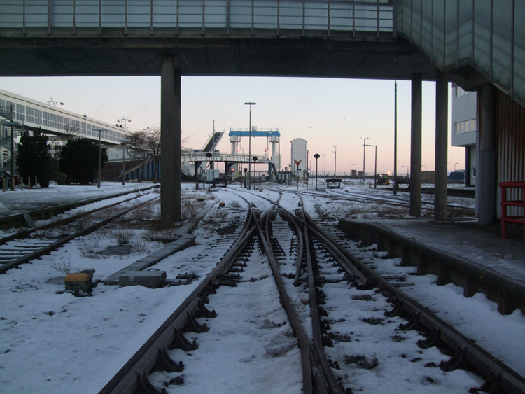 Bahnhof Puttgarden mit Blick zum Fhranleger am 02.01.2011