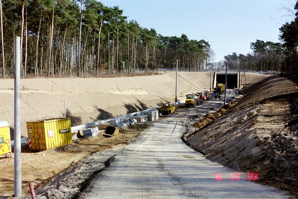 Bauarbeiten an der sog. Flughafenschleife der NBS Kln Frankfurt. Diese Strecke zweigt in Kln Vingst zum Flughafen Kln/Bonn ab, unterquert das Gelnde des Gestts Rttgen und des Flughafens in Tunnellage und erreicht in Porz-Wahn wieder die Stammstrecke. Im Hintergrund das Portal des Flughafentunnels ber den der Mauspfad verluft. (21.03.2003)