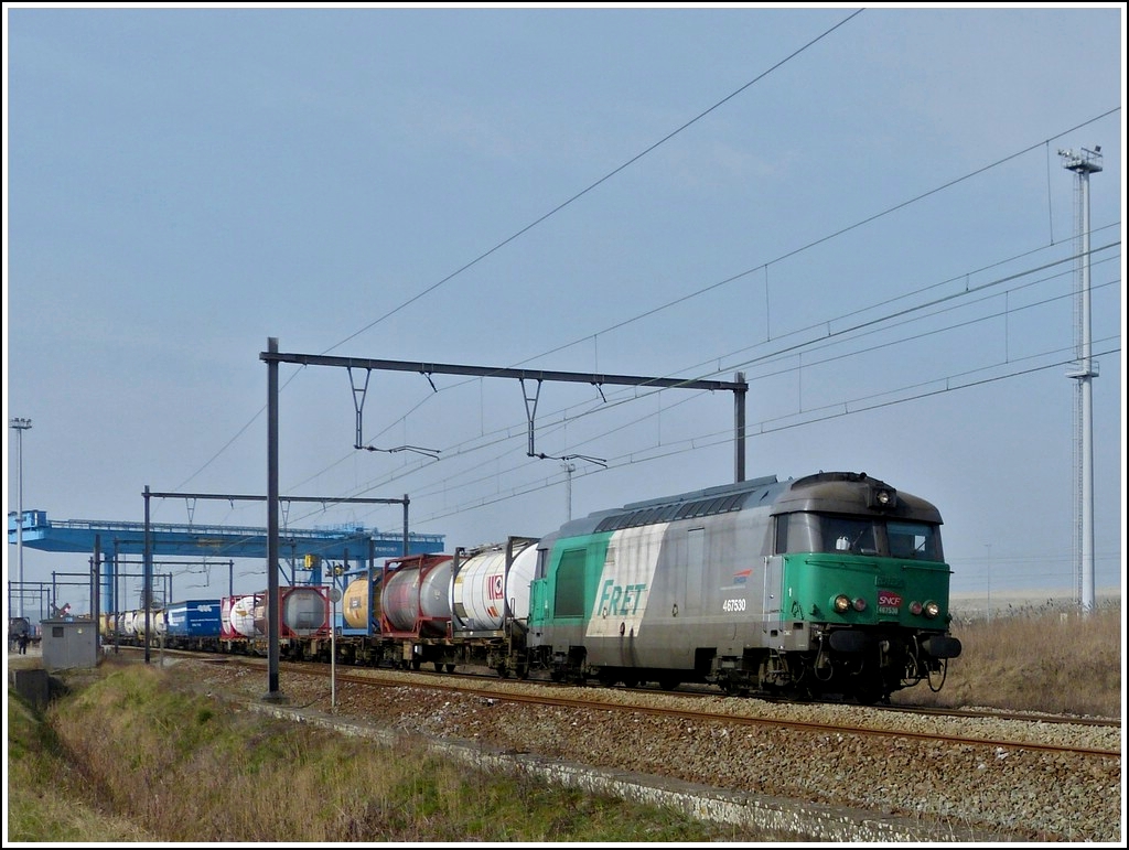 BB 67530, leider nur im SNCF Fret Design, zieht einen gemischten Gterzug aus dem Hafen von Antwerpen. Das Bild enstand whrend der PFT Sonderfahrt  Adieu Srie 26 . Fast alle Fotografen waren zu Fu unterwegs zum BW Antwerpen-Noord, nur einige blieben in der Nhe des Sonderzuges, als das Fretchen pltzlich auftauchte. 24.03.2012 (Jeanny)