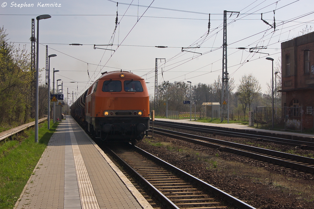 BBL 19 (225 100-7) BBL Logistik GmbH mit einem Fcs Ganzzug in Priort und legte dann eine Pause in Priort ein. 24.04.2013