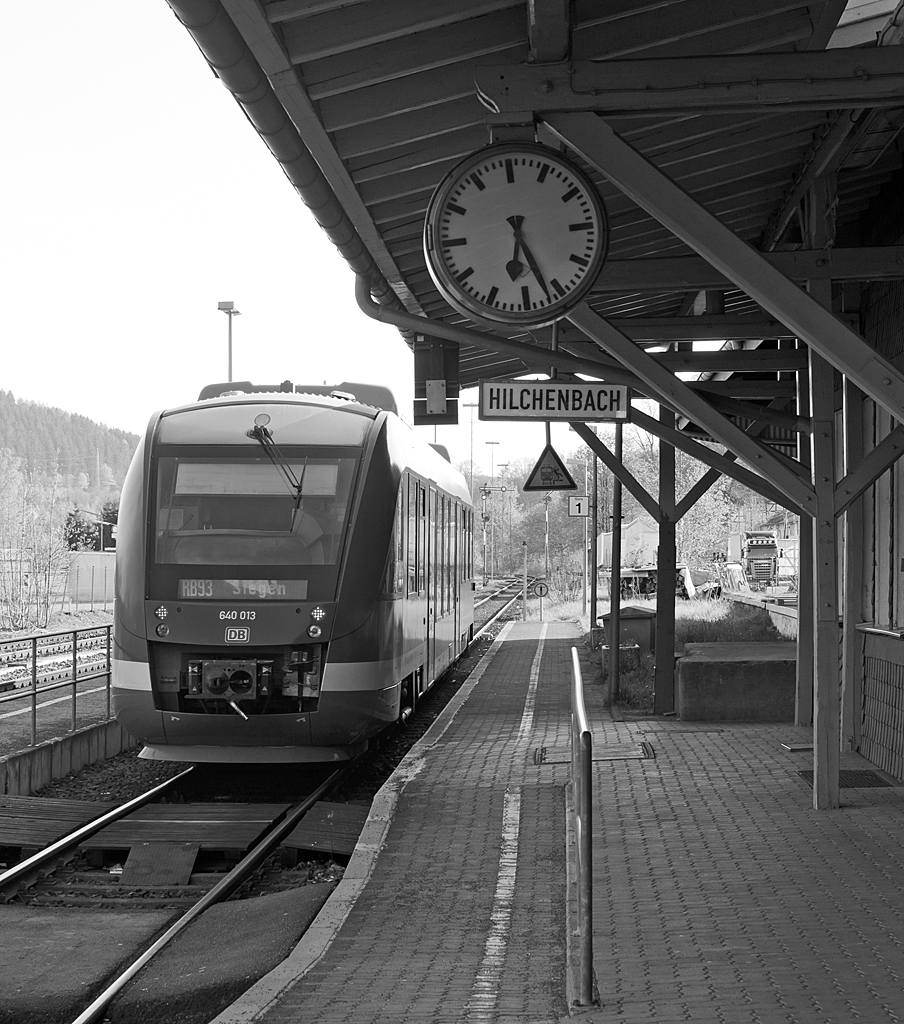 Bedingt durch das schwierige Licht hier noch ein weiteres Bild in S/W-Version.

Der Dieseltriebzug 640 013 ein LINT 27 der DreiLnderBahn fhrt am 04.05.2013 vom Bahnhof Hilchenbach als RB 93 (Rothaarbahn) weiter auf der gleichnamentlichen KBS 443 in Richtung Kreuztal und Siegen.