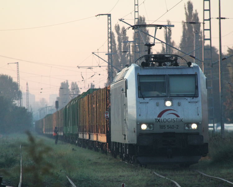 Bei Sonnenaufgang stand 185 540-2+Holzzug von Rostock-Bramow nach Stendal-Niedergrne noch im Bahnhof Rostock-Bramow.02.10.2011