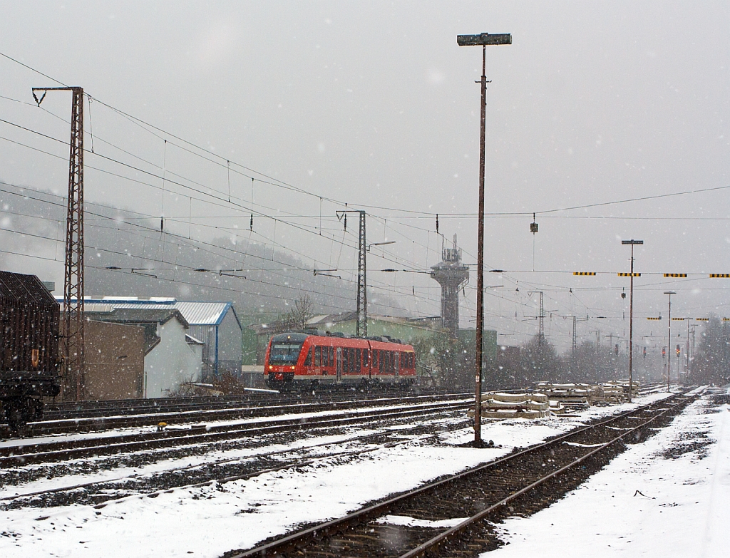 Bei strkerem Schneefall - Dieseltriebwagen 648 204 / 704 (Alstom Coradia LINT 41) der DreiLnderBahn als RB 95 (Au/Sieg-Siegen-Dillenburg), fhrt am 25.02.2013 hier bei Siegen-Kaan (Siegen-Ost) in Richtung Dillenburg.