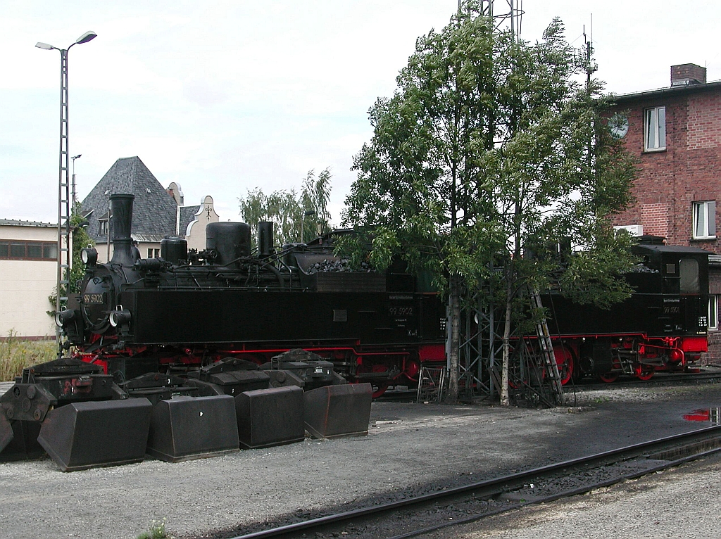 Beide leider etwas verdeckt, aber ich denke man kann sie hier doch mal zeigen. Die hier an der Sieg 1897/98 fr die Nordhausen-Wernigerder Eisenbahn (NWE), bei Jung, Jungenthal gebauten Malletlokomotiven 99 5902 (ex NWE 12) und 99 5901 (ex NWE 11), abgestellt am 20 Aug. 2003 in Wernigerode. Beide sind heute noch betriebsfhig. Sie haben eine Leistung von ca. 270 PS, die max. Fahrgeschwindigkeit betrgt 30 km/h Vor- und Rckwrts , Betriebsgattung  K44,9 die Achsfolge  ist B'B.