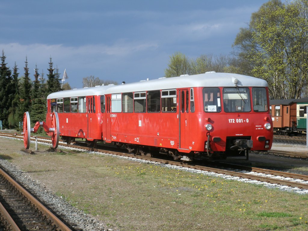 Bereits einen Tag vor dem planmigen Einsatz zwischen Bergen/Rgen und Lauterbach Mole,kam der Neustrelitzer LVT 172 001-0/601-7 nach Putbus.Aufnahme am 27.April 2012.