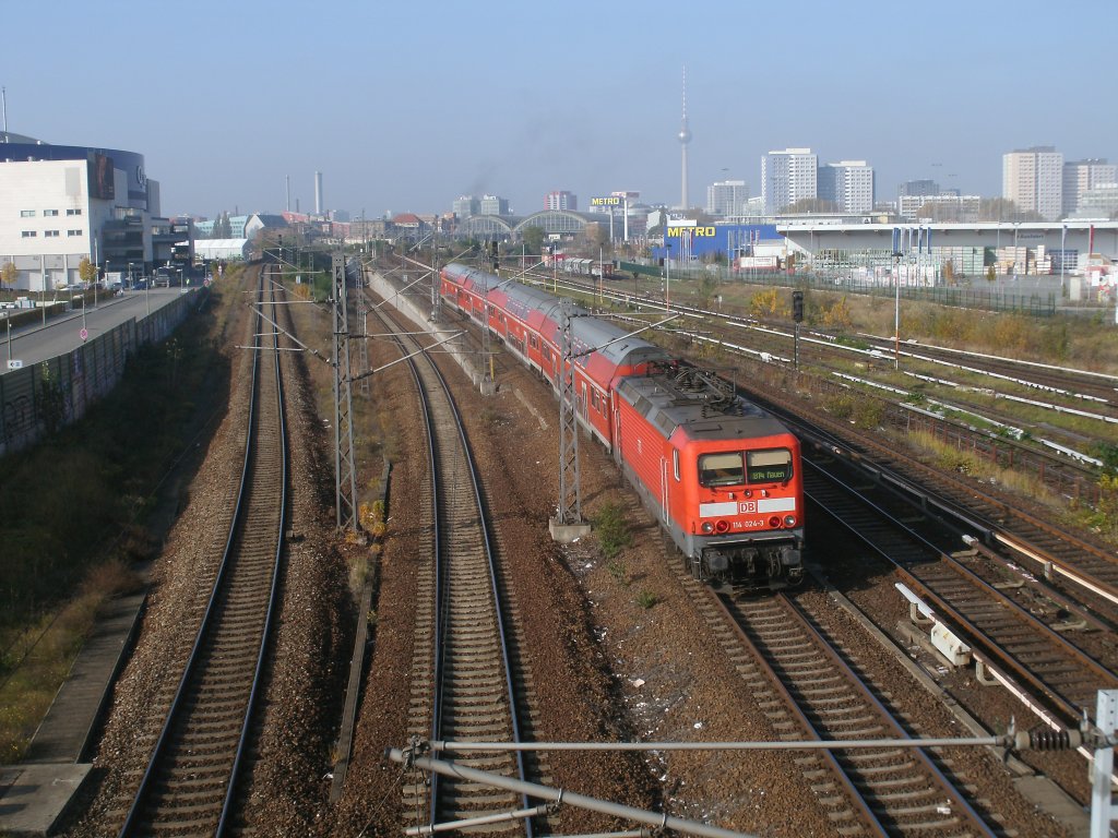 Berlin und seine vielen Fotom�glichkeiten.Am 29.Oktober 2011 erwischte ich 114 024 als Sie mit einem RE Richtung Ostbahnhof an der Warschauer Br�cke vorbei kam. 
