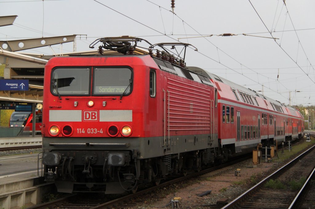 Berlin, wir fahren nach Berlin hie es am 29.04.2012 114 033-4 mit dem Fuballsonderzug von Rostock Hbf nach Berlin Schnefeld Flughafen kurz vor der Ausfahrt im Rostocker Hbf