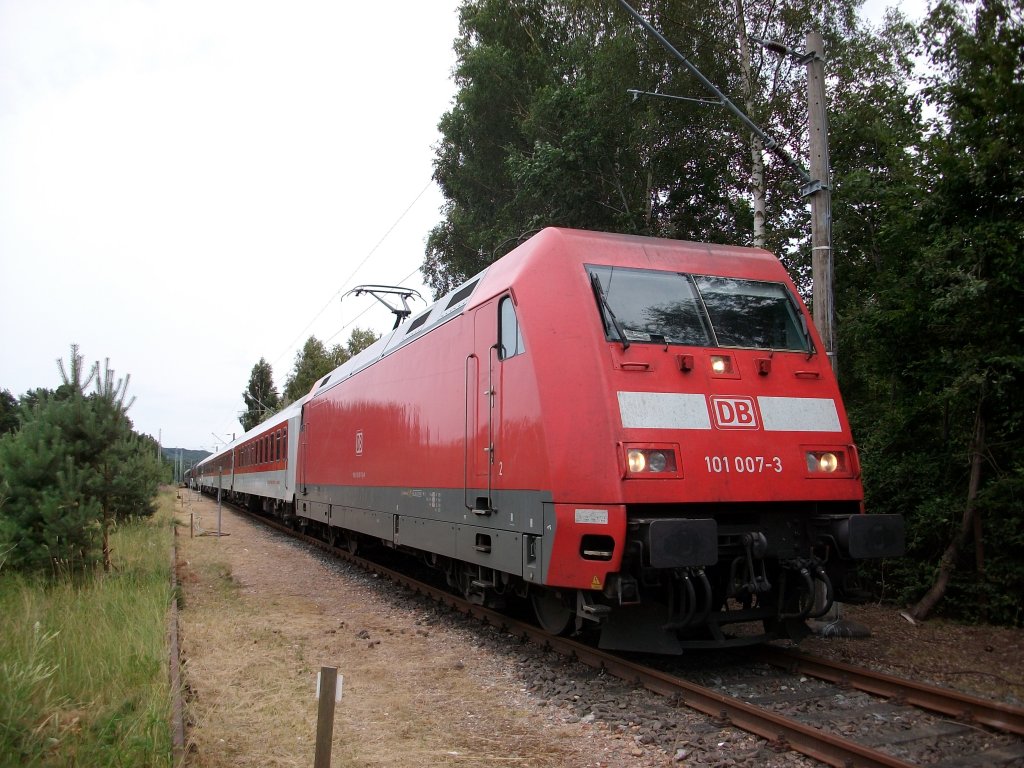 Bis zum Abend wurde der Nachtzug aus Zrich in Binz abgestellt,bis es am Abend wieder nach Zrich ging.Zuglok am 24.Juli 2010 war 101 007.