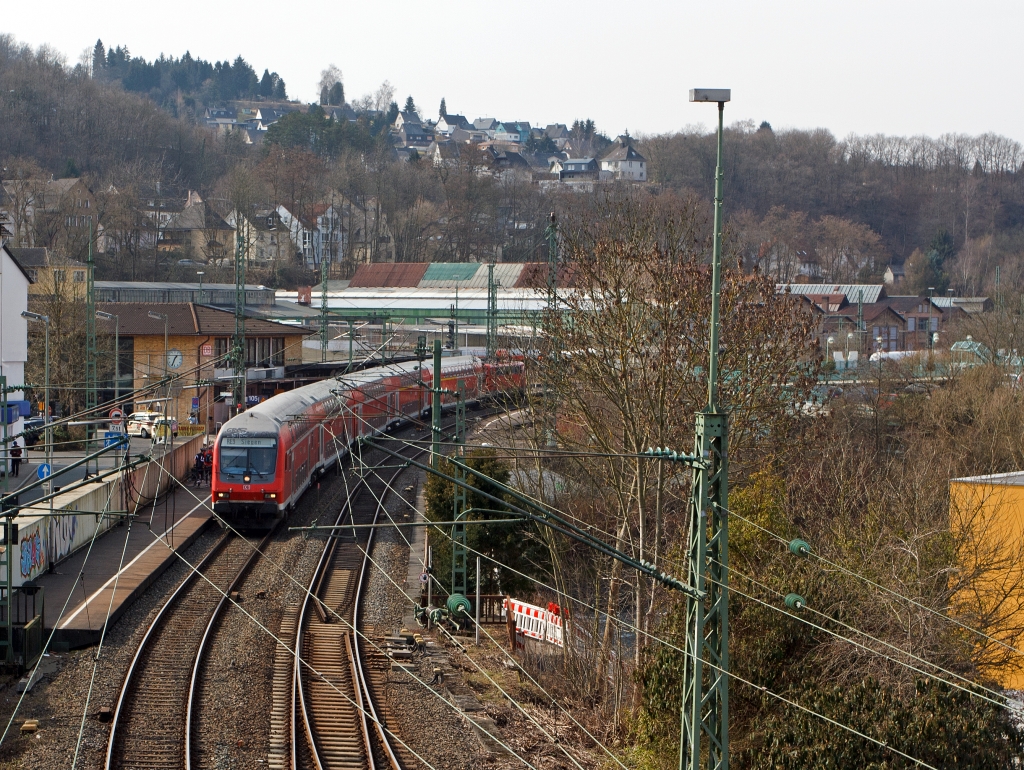 Blick am 17.03.2012 auf den Bahnhof Betzdorf/Sieg, hier hlt gerade der RE 9 (Rhein-Sieg-Express) Siegen-Kln-Aachen mit Schublok 111 093.